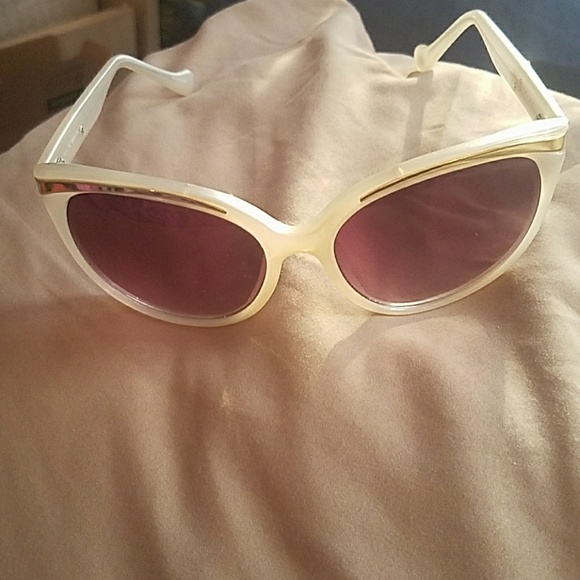 Ivanka Trump Accessories - Ivanka Trump sunglasses